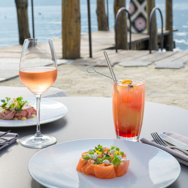 beach club di laqua by the lake con tavolo apparecchiato per un light lunch