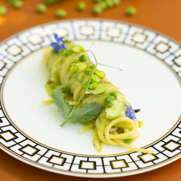 piatto di spaghetti con verdure dal menu vegetariano di laqua countryside