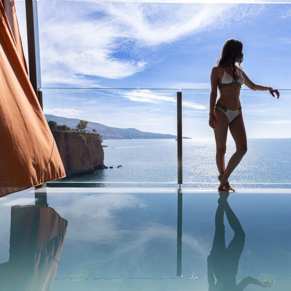 ragazza sulla terrazza di laqua by the sea a meta di sorrento