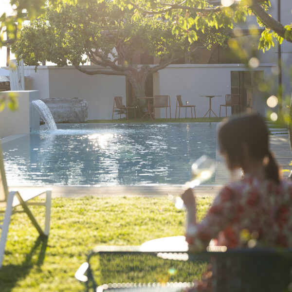 ragazza fa aperitivo nel giardino di laqua countryside a ticciano