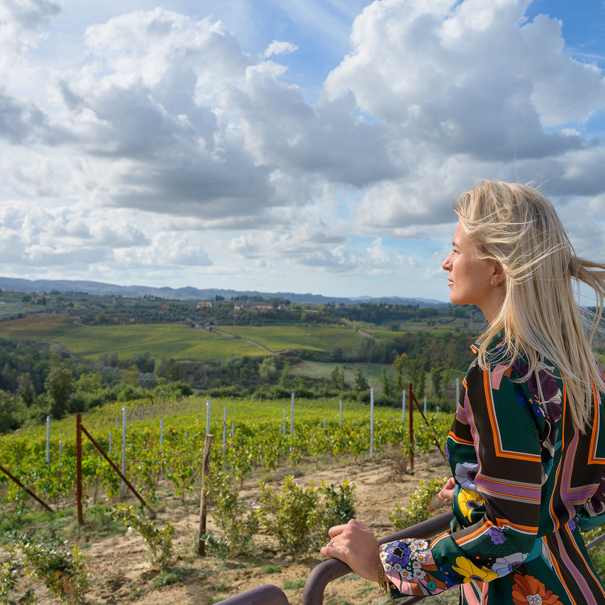 donna tra i vigneti toscani di terricciola